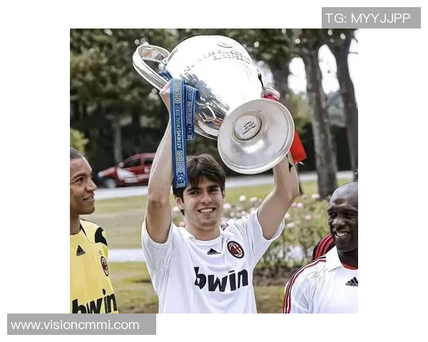 足球场上颜值与实力并存的高颜值球星正面照，展现帅气与魅力的完美结合